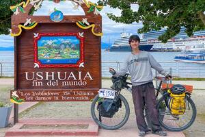 Tiene 20 años, salió de Alaska en bicicleta porque no sabía qué hacer con su vida y llegó a Ushuaia
