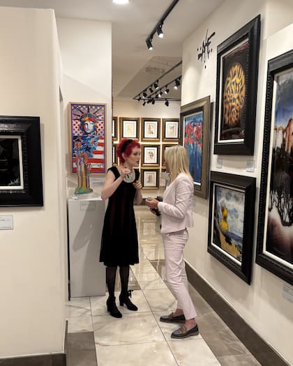 A sus 25 años, la joven sigue realizando muestras y tiene su propia fundación para ayudar a niños artistas