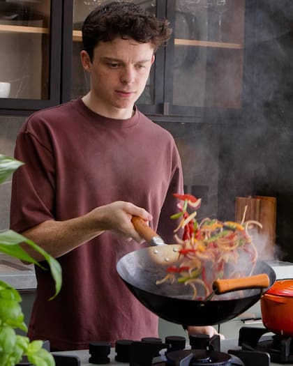 A sus 26 años, San ya logró publicar su primer libro de recetas (Instagram/@samholland1999)