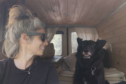 A sus 45 vendió todo, dejó su trabajo y se fue a recorrer la Argentina con su perra en una Peugeot Partner