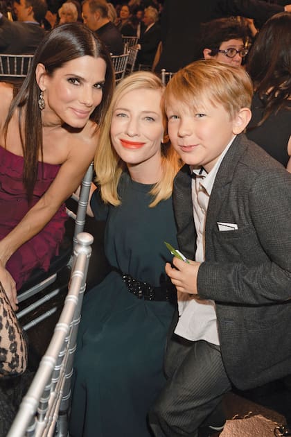 A sus 5 años, Ignatius posa junto a su madre y Sandra Bullock en la gala de los Critics’ Choice Awards, en enero de 2014