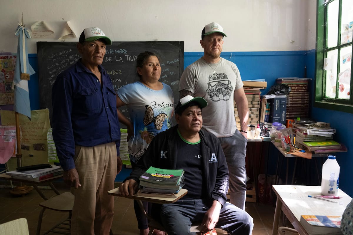 A sus 53 años, Silvia Rodríguez (en el medio) es una de las primeras egresadas de la secundaria campesina con orientación en Agroecología de la Unión de Trabajadores y Trabajadoras de la Tierra
