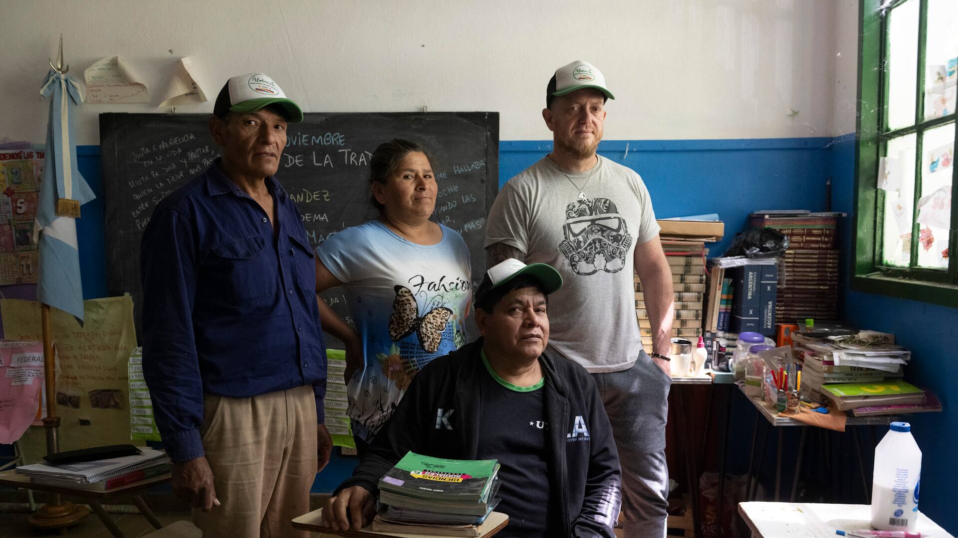 A sus 53 años, Silvia Rodríguez (en el medio) es una de las primeras egresadas de la secundaria campesina con orientación en Agroecología de la Unión de Trabajadores y Trabajadoras de la Tierra