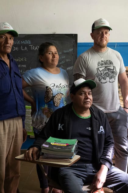 A sus 53 años, Silvia Rodríguez (en el medio) es una de las primeras egresadas de la secundaria campesina con orientación en Agroecología de la Unión de Trabajadores y Trabajadoras de la Tierra