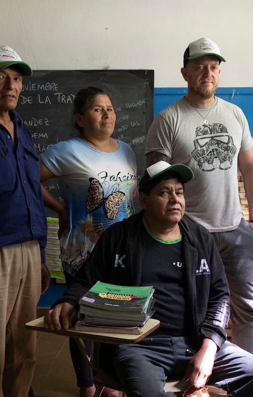 A sus 53 años, Silvia Rodríguez (en el medio) es una de las primeras egresadas de la secundaria campesina con orientación en Agroecología de la Unión de Trabajadores y Trabajadoras de la Tierra