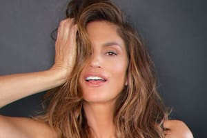 Luz pulsada, jacuzzi y café con colágeno: las redes le respondieron a Cindy Crawford por su rutina matutina