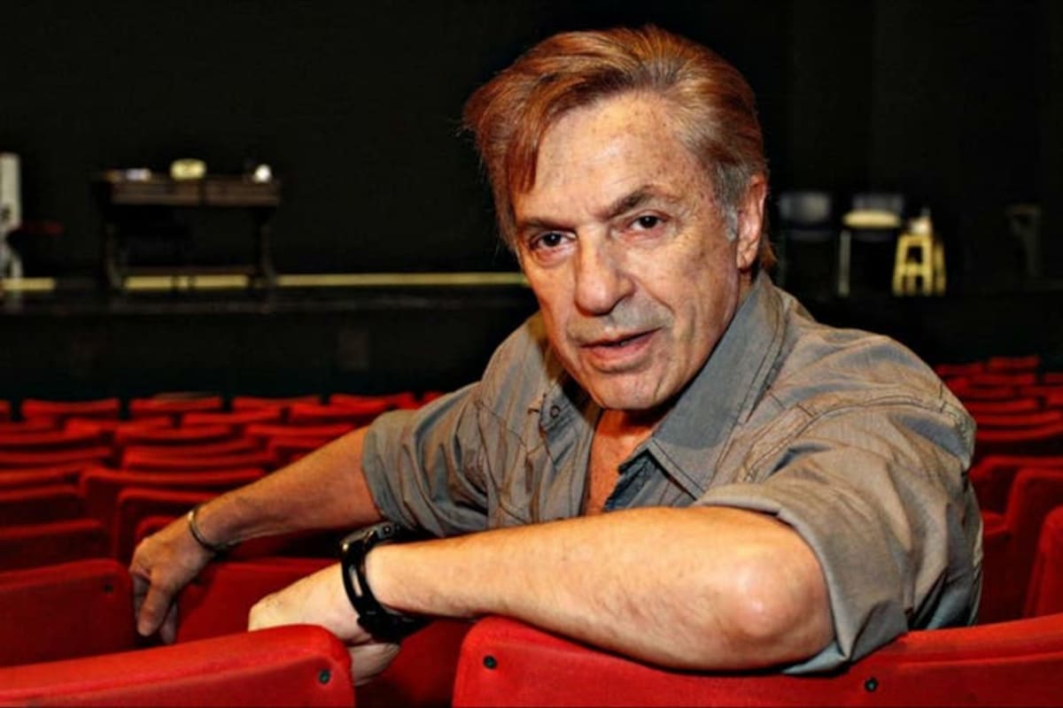 A sus 75 años, el actor está en pareja con una colega de 22 años.