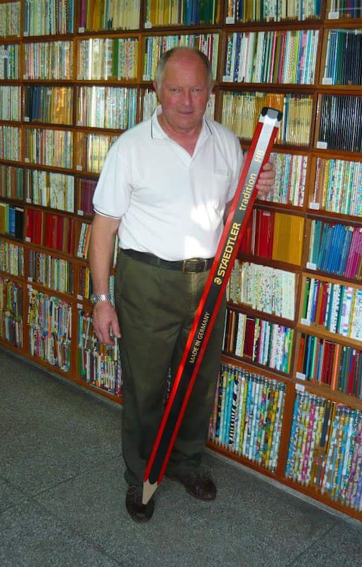 A sus 77 años, lidera la lista mundial de las personas que juntan estos instrumentos de escritura.
