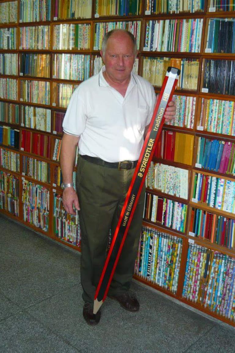 A sus 77 años, lidera la lista mundial de las personas que juntan estos instrumentos de escritura.