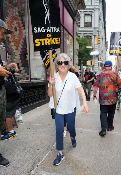 A sus 77, Bette Midler es una activista de las causas justas. Es una de los 160 mil miembros de la unión de sindicatos SAG-AFTRA (Screen Actor's Guild y American Federation of Television and Radio Artist) que hoy discute sus derechos con los peces gordos de la industria, agrupados en la Alliance of Motion Picture and Television Producers (AMPTP).
Siempre inquieta, en 2021 Bette Midler promovió una "huelga de sexo" entre las mujeres de Texas para reclamar contra todas las restricciones que proponía la nueva ley de aborto en el Estado.