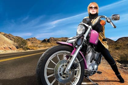 A sus 82 años, Ann-Margret aún conduce su Harley Davidson