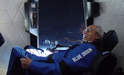 A sus 90 años, el ex capitán de la Fuerza Aérea Ed Dwight fue una de las seis personas a bordo del vuelo espacial de Blue Origin que se lanzó desde Texas el 19 de mayo de 2024