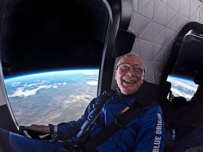 A sus 90 años, el excapitán de la Fuerza Aérea Ed Dwight fue una de las personas a bordo del vuelo espacial de Blue Origin