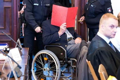 A sus 93 años, Bruno Dey ingresó en el tribunal que lo juzga por complicidad del asesinato durante el régimen nazi