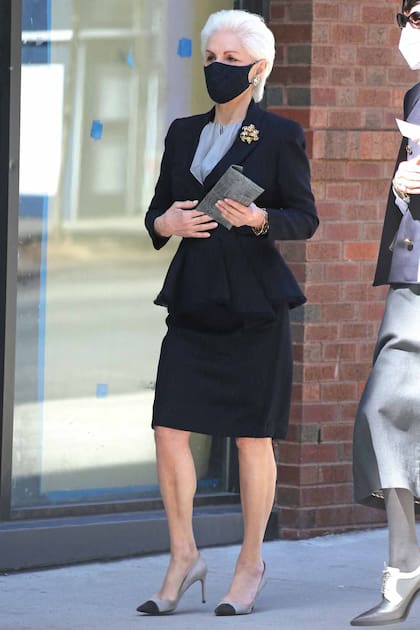 A sus fabulosos 83, Carolina Herrera lució un traje de saco corte peplum –al que le sumó un broche dorado en la solapa– y falda a la rodilla.