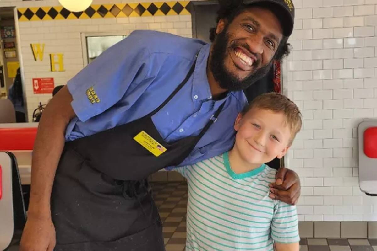 A sus ocho años de edad, Kayzen Hunter ayudó a Devonte Gardner, el mesero en su local de waffles preferido, a liquidar sus deudas