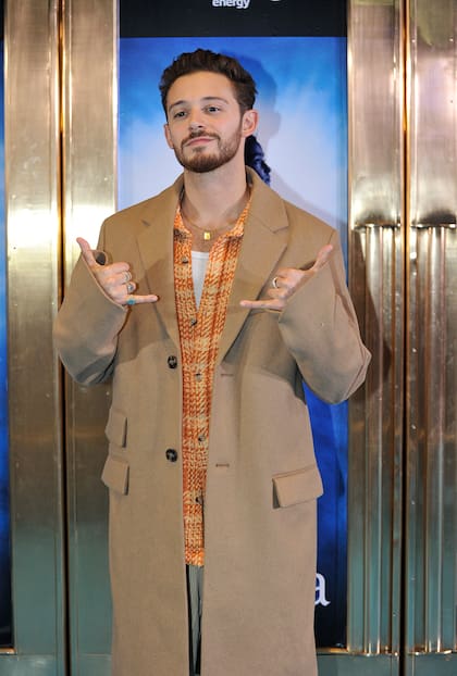 A tan sólo metros de ellos, Ruggero Pasquarelli; el cantante y actor italiano que fue novio de Cande Molfese