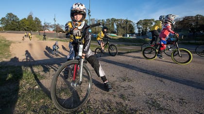 A Tiziano Cernadas le gusta la adrenalina: compite en BMX race, hace skate, surf y se aburre con el fútbol