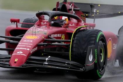 A toda velocidad y bajo la lluvia, Carlos Sainz fue rumbo a la pole en el GP de Gran Bretaña