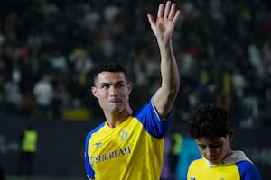 A todas luces: así fue presentado en Arabia Saudita Cristiano Ronaldo este martes, ante una multitud de fanáticos