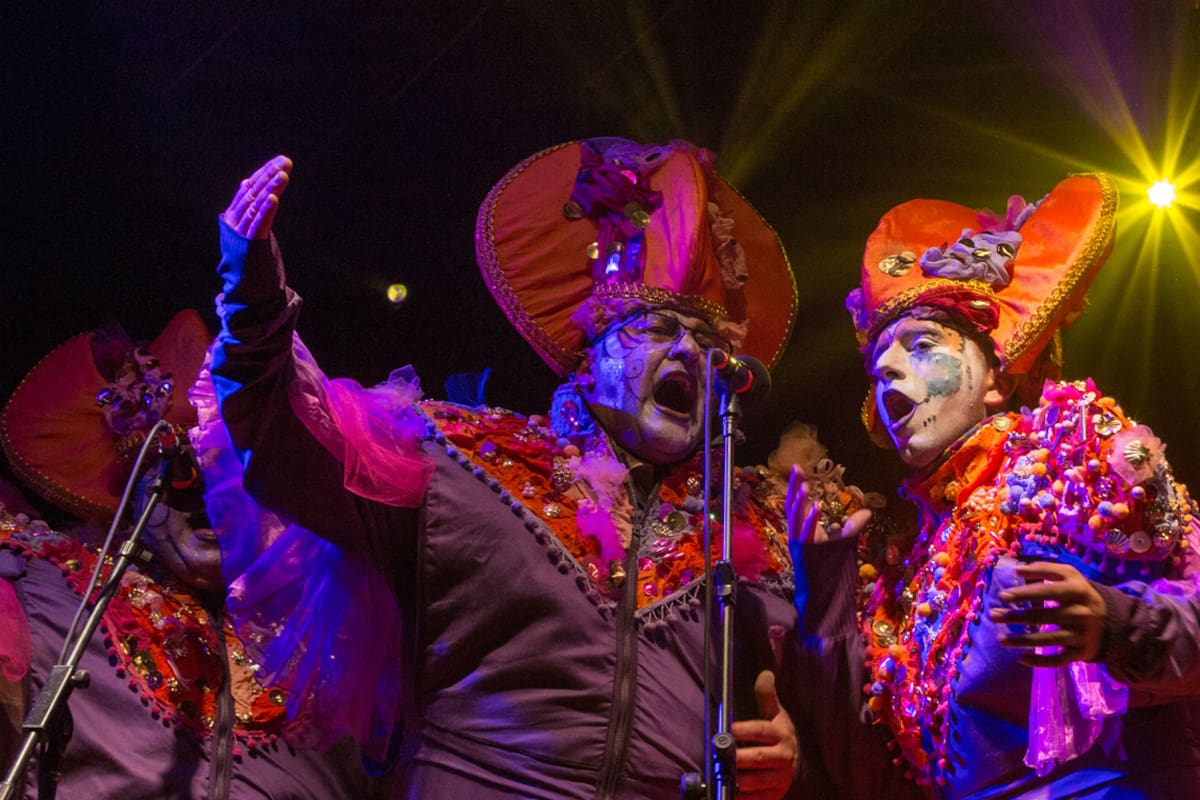 A todo color, la presentación con mucho humor de La Consecuente en el Museo del Carnaval