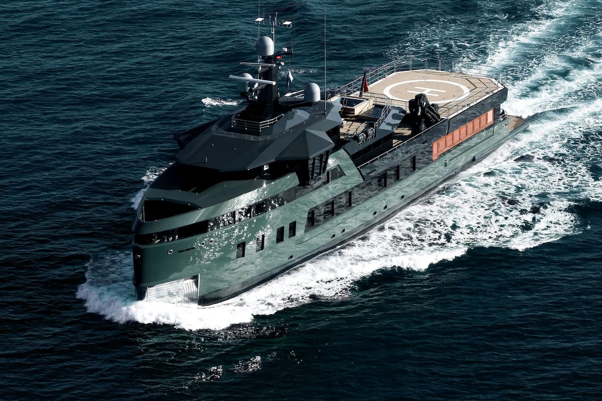 A todo motor: el Pink Shadow en alta mar