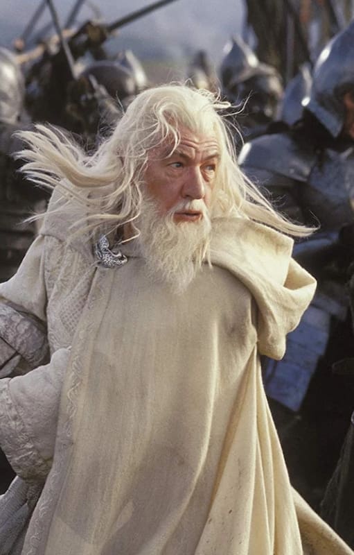 A Tolkien le tomó otros 20 años desarrollar gramática, vocabulario y fonética del idioma quenya ó élfico, una de las lenguas de su "Tierra Media", que habló Ian McKellen en el papel de Gandalf en la saga de El Señor de los Anillos.