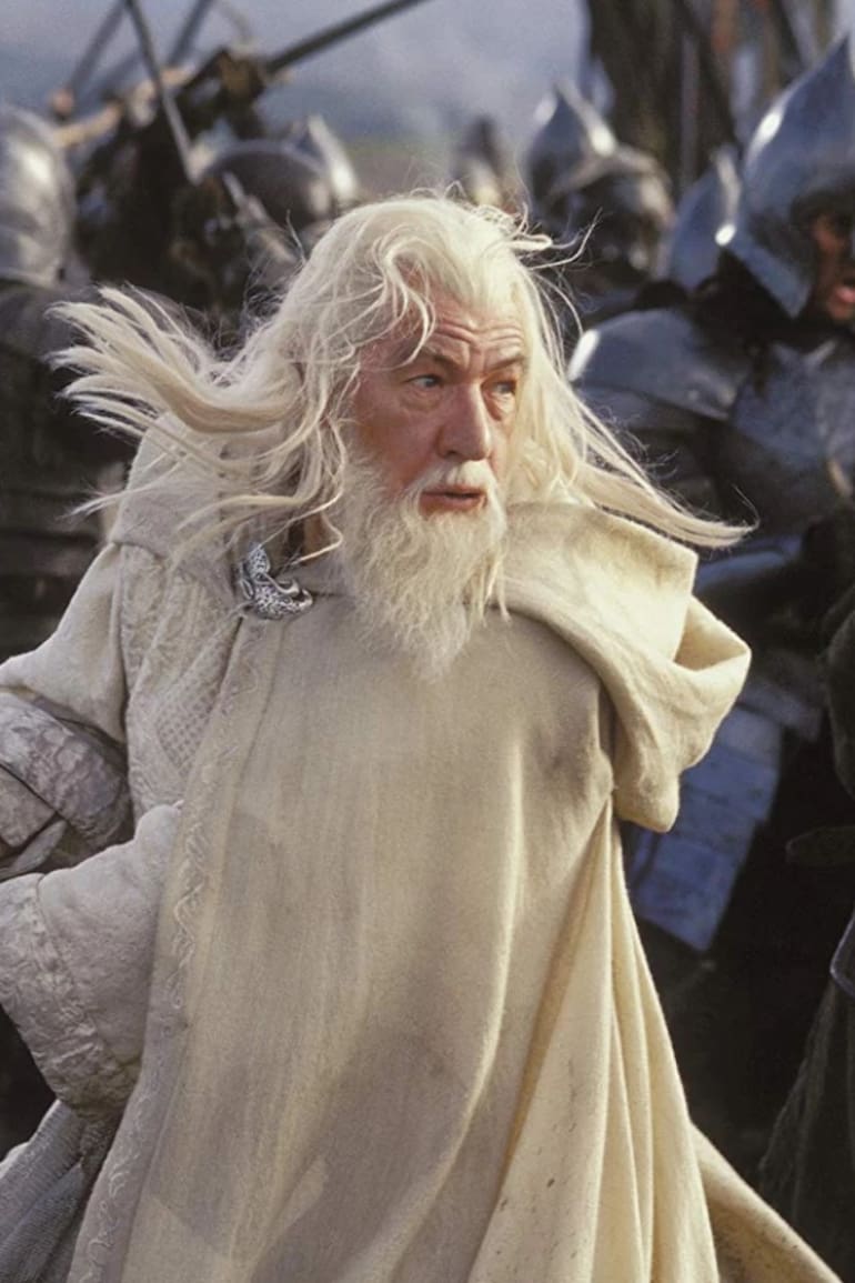 A Tolkien le tomó otros 20 años desarrollar gramática, vocabulario y fonética del idioma quenya ó élfico, una de las lenguas de su "Tierra Media", que habló Ian McKellen en el papel de Gandalf en la saga de El Señor de los Anillos.