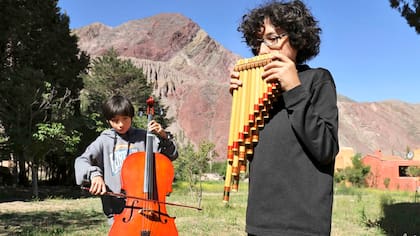 A Tomás y Matías Aramayo les gusta tocar instrumentos