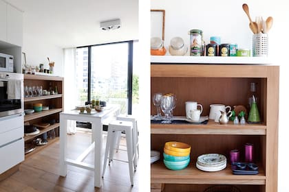 A tono con el piso de porcelanato símil madera, iguales a los del resto del departamento, el mueble de petiribí hecho a medida suma espacio de guardado sin imponer su presencia.