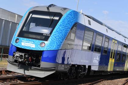 A train powered entirely by hydrogen is pictured in Bremervoerde, on August 24, 2022. - A fleet of 14 trains provided by French industrial giant Alstom to the German state Lower Saxony replaces diesel locomotives on the 100 kilometres (60 miles) of track connecting the cities of Cuxhaven, Bremerhaven, Bremervoerde and Buxtehude near Hamburg. (Photo by CARMEN JASPERSEN / AFP)