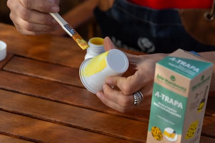 A-Trapa se trata de una pintura con pegamento que se pinta en cualquier superficie no porosa.