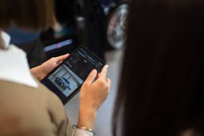A través de herramientas digitales, los visitantes pueden armar su Audi ideal, explorar opciones de equipamiento y consultar disponibilidad en concesionarios mediante el buscador de stock online.