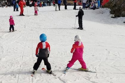 A través de la iniciativa "Kids Ski Free Week", niños de hasta 12 años podrán acceder gratuitamente a diversas estaciones de esquí en California (Foto: X)