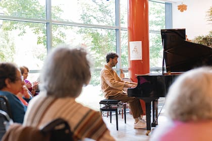 "A través de la música, los invito a emprender un viaje emocional y mental, transportándolos en sus recuerdos”.