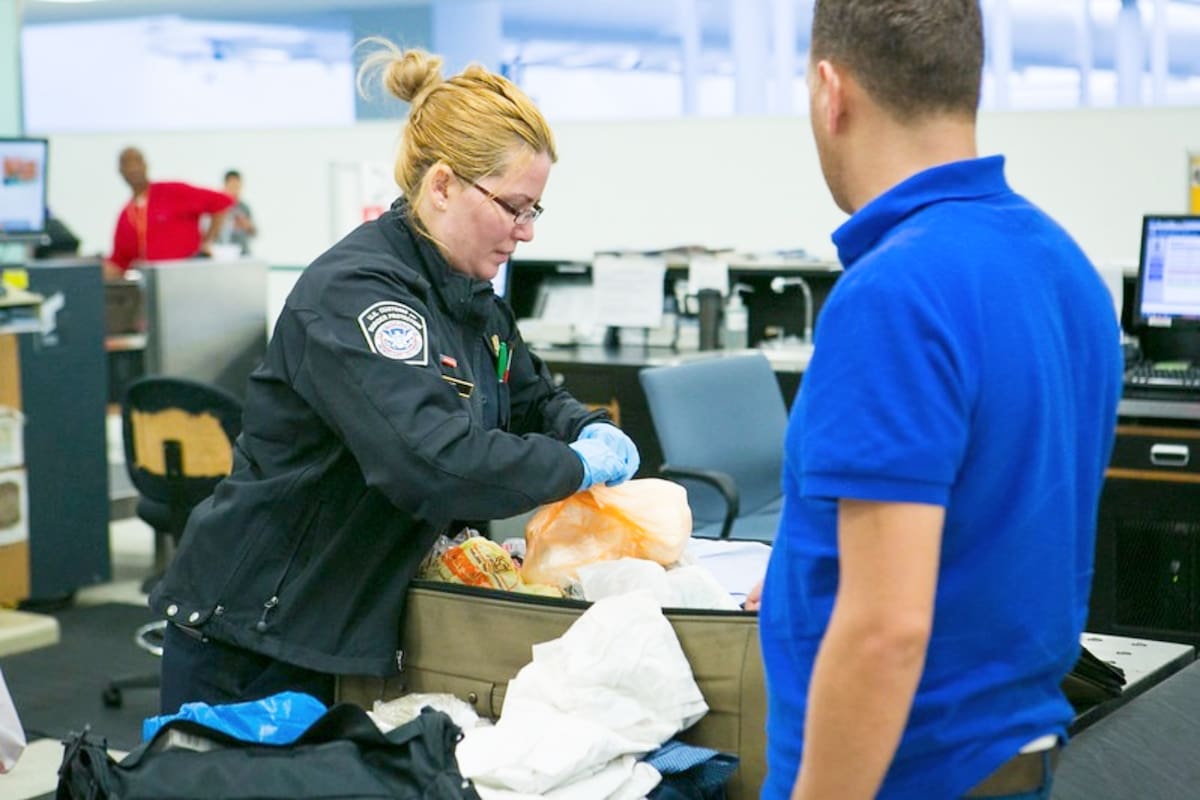 A través de los puertos de entrada llegan diariamente miles de viajeros a Estados Unidos; muchos de ellos con productos de otros países