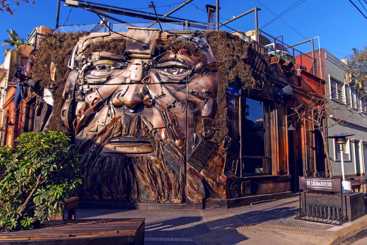 A través de murales, esculturas y espacios decorados por artistas, las propuestas buscan crear climas y potenciar los sentidos de los comensales; cuáles son las tendencias; los casos