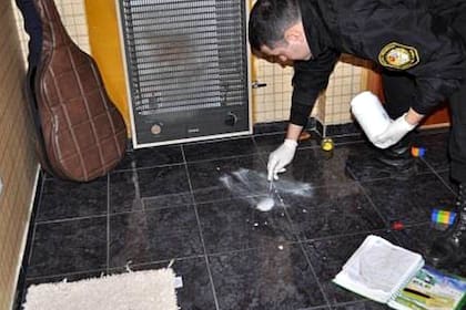 A través de polvos y reactivos, los peritos "revelan" las pisadas
