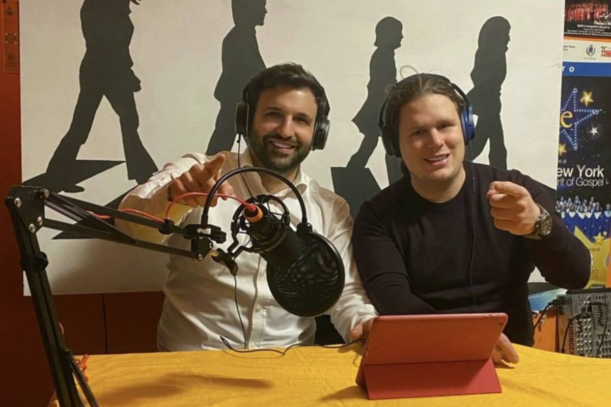 A través de Radio Enzo los Favaloro animan al patriarca a hacer la fisioterapia, le pasan el parte médico, bromean y le hacen sonar sus canciones preferidas