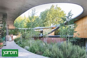 A través de rampas se recorre toda la casa y el jardín.