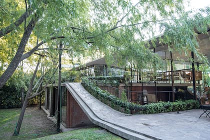 A través de rampas se recorre toda la casa y el jardín. Las barandas están acompañadas por macetas con vincas (Vinca major).