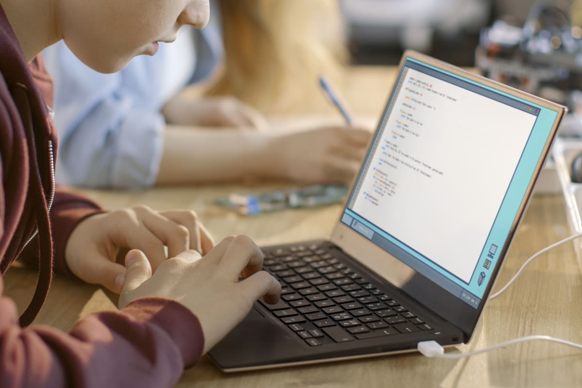 A través de simulaciones, alumnos de todos los niveles pueden participar de la Roboliga virtual, una competencia organizada por la Universidad Abierta Interamericana (UAI) con robots sumo que se diseñan y programan en entornos virtuales