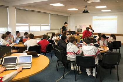 A través de su programa DHSchools, la organización educativa Digital House acerca herramientas de vanguardia al entorno escolar. Así es como desde 5° grado de primaria hasta el último año de secundaria, los chicos aprenden programación, diseño UX, marketing digital, negocios y análisis de datos.