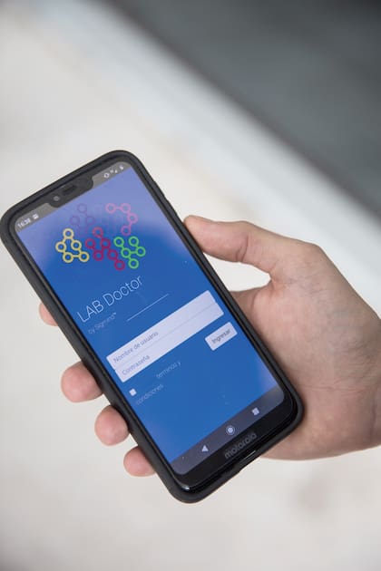 A través de su teléfono, el paciente se graba a sí mismo por fuera del espacio de consulta. Con esa información, el psiquiatra puede observar cómo está evolucionando.