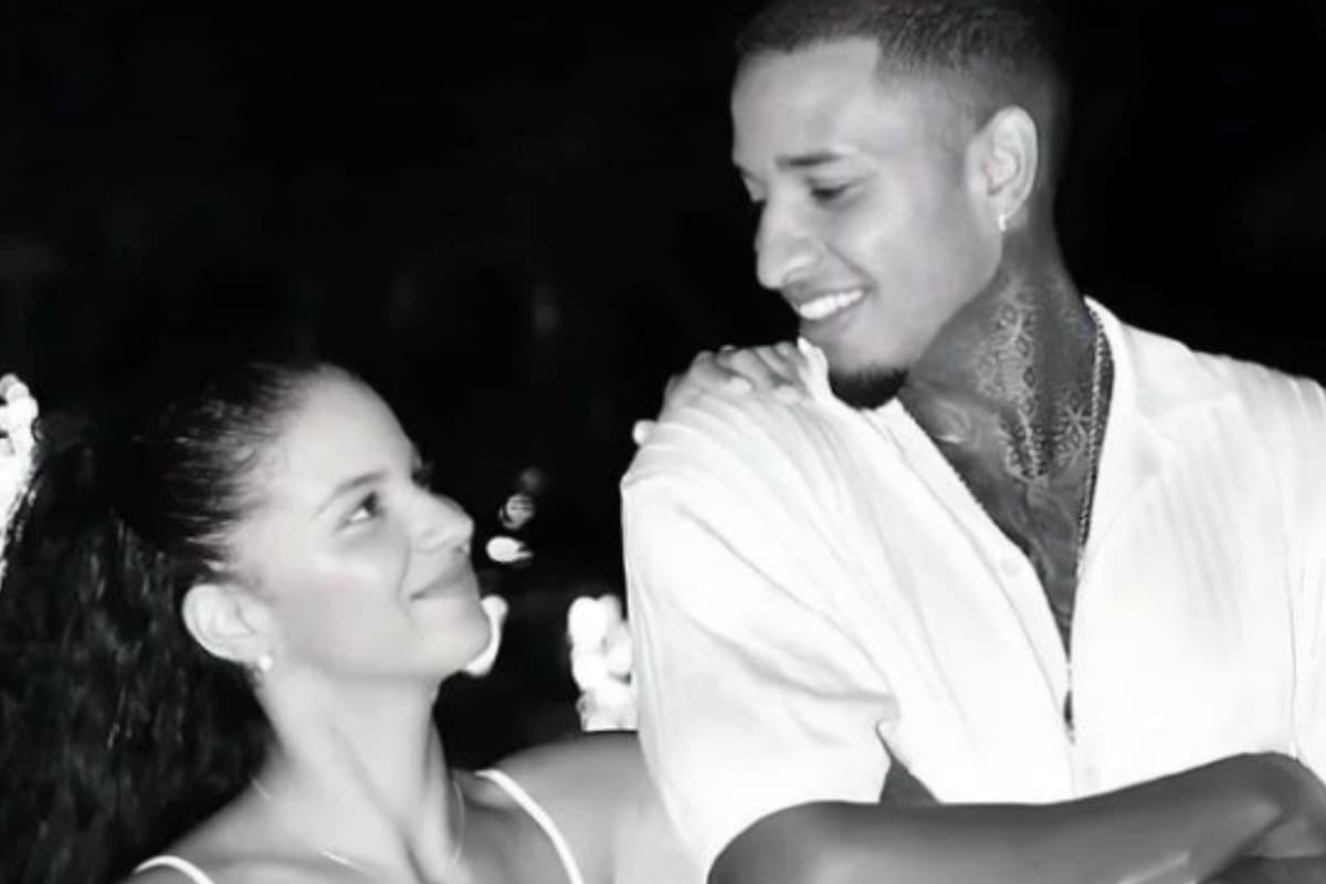 A través de sus redes sociales, la esposa del jugador le brindó un sentido homenaje