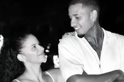 A través de sus redes sociales, la esposa del jugador le brindó un sentido homenaje