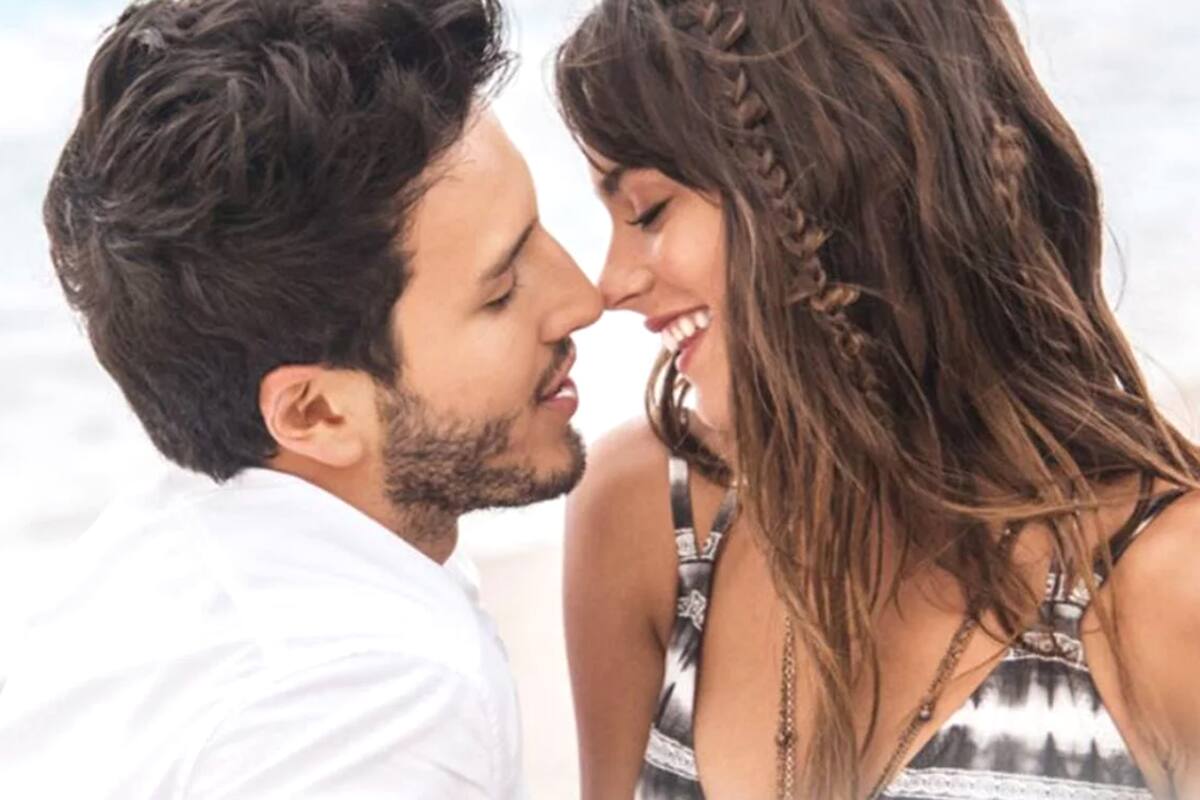 A través de sus redes sociales, los cantantes se mostraron usando el mismo anillo