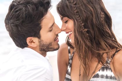 A través de sus redes sociales, los cantantes se mostraron usando el mismo anillo