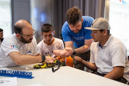 A través de tres ediciones en Salta, Córdoba y Buenos Aires y junto a Gino Tubaro y su equipo de Atomic Lab más de 250 empleados de Telecom realizaron 50 prótesis de manos y brazos mecánicos impresos en 3D