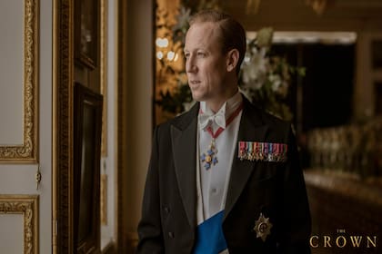 A traves de Twitter la producción de The Crown dio a conocer la primera imagen de Tobias Menzies como el príncipe Phillip